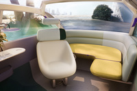 ステアリングホイールやメーターを収納すれば、ドライバーズエリアが「デイベッド」空間になる。