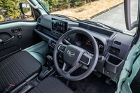 「ハイゼット トラック エクストラ」のインテリア。キーを取り出すことなくドアの開閉やエンジン始動が可能になる、キーフリーシステム＆プッシュボタンスタートが標準で装備される。