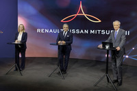 オンライン説明会はフランスと日本の2つの会場をまたぐかたちで行われた。写真はルノー側の登壇者で、右からルノーのジャンドミニク・スナール会長、ルカ・デメオCEO、クロチルド・デルボス副CEO。