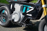 バッテリーや空冷式のモーターはいずれも車体に搭載。2人乗りなので、ステップは前後2カ所に設けられている。