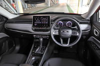 インテリアでは、インストゥルメントパネルやセンターコンソール、ドアパネルの意匠を変更。コンソールボックスの容量を2倍以上に増やすなど、利便性の向上も図っている。