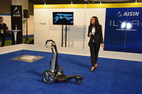 こちらはアイシングループのブースの様子。新開発の10段ATやハイブリッドシステム、電気式4WDユニットなど、さまざまな技術が紹介されていた。