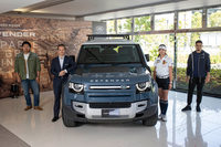 日本でも大人気の「ディフェンダー」。人気グレードの納車待ちは1年にもなるというから恐ろしい。