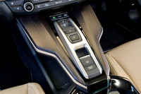 センターコンソールには、スイッチ式のシフトセレクターが並ぶ。その両サイドには、ブラウンウッド調パネルがあしらわれる。