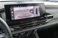 ダッシュボードの中央には12インチのタッチスクリーンを搭載。自然対話式音声コマンドに対応するほか、カメラ映像も既存のモデルと比べてくっきりきれいになった。