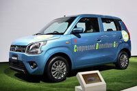 インドで販売される「ワゴンR」のCNG車。スズキは牛10頭のフンから、自動車1台を走らせられるバイオメタンガスを生成できるとしている。