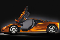 1992年に登場した「マクラーレンF1」。F1マシンの設計者ゴードン・マーレイが開発を指揮した。最高出力627PSを誇るBMW M社製のV12エンジンをカーボンモノコックにカーボン＋ケブラー複合素材のシャシー／ボディーに搭載している。