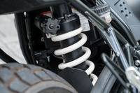 サスペンションは、前がφ43mmの正立フォーク、後ろがリバウンドダンピングとプリロードの調整機構を備えたモノショックの組み合わせ。ストローク量は前が125mm、後ろが140mmと、スタンダードモデルの「R nineTピュア」（前後ともに120mm）より、特にリア側が拡大されている。