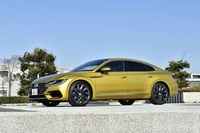 まずは「アルテオン」に試乗。伸びやかなルーフラインの、4ドアクーペスタイルが美しい。