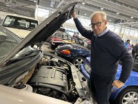 店主のマルコ・フェッリ氏が「カローラ ツーリングスポーツ」のフロントフードを開くと、「VVTL-i」と記されたエンジンのカバーが現れた。