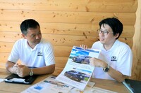 松本幸裕さん（写真向かって右）と横山啓一郎さん（同左）。横山さんの専門は内装とのことだったが、外装関連についても一緒に説明してくれた。