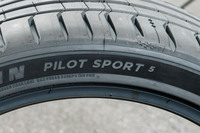 2022年1月に登場した「パイロットスポーツ4」の後継にあたるハイグリップスポーツタイヤ「パイロットスポーツ5」。モータースポーツからフィードバックされた技術を数多く採り入れている。