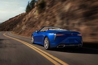 「レクサスLC」のオープントップバージョン登場　日本では2020年夏に発売【LAショー2019】の画像