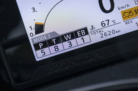 走行特性を切り替えられる「ライディングモード」には、全部で5つの走行モードを用意。あらかじめ設定されている3モードに加え、ライダーが好みの設定を組み合わせたカスタマイズモードを、2つ記憶させることができる。