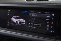 ドライブモードはステアリングホイールのダイヤルのほか、センターディスプレイを介しても変えられる。サスペンションやエキゾーストシステムはそれのみを個別に設定することもできる。