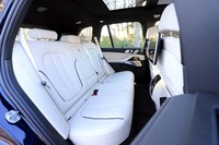 ホイールベースが2975mmというだけあって、後席まわりはご覧の広さ。「xDrive35d」に用意されているオプションの3列目シートは「M50i」では選べない。