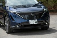 エンジン車であればグリルが備わるはずの部分には光沢のあるブラックのパネルが装着される。それを挟むデイタイムランニングライトだけでなく中央の日産エンブレムも点灯する。