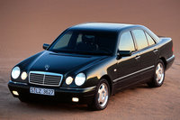 1995年に登場したW210型「メルセデス・ベンツEクラス」。楕円形のヘッドライトが斬新で、大いに注目を集めた。