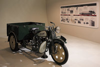 エンジンの製造から出発したダイハツ（当初は発動機製造という社名だった）は、戦前から三輪トラックの製造販売で成功を収めていた。写真は1931年製「HD型 三輪自動車」。