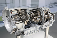 駆動用のモーターはデュアルクラッチ式ATの8段PDKと一体となって搭載されている。写真はそのカットモデル。