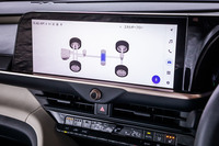 ダッシュボード上部中央にタッチ式の12.3インチHDディスプレイを配置。エアコンやシートの設定、ナビやオーディオ、インフォテインメントシステムの操作、走行中のエネルギーフローの表示（写真）などが行える。