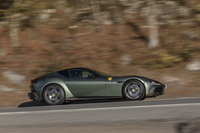 【フェラーリ12チリンドリのスペック】
	ボディーサイズ：全長×全幅×全高＝4733×2176×1292mm／ホイールベース：2700mm／車重：1770kg／駆動方式：FR／エンジン：6.5リッターV12 DOHC 48バルブ／トランスミッション：8段AT／最高出力：830PS（610kW）/9250rpm／最大トルク：678N・m（69.1kgf・m）/7250rpm／タイヤ：（前）275/35ZR21 103Y XL／（後）315/35ZR21 111Y XL（ミシュラン・パイロットスポーツS 5）／燃費：--km/リッター／価格：5674万円
	
	【取材時の燃費データ】
	テスト距離：286.0km（市街地2：高速道路5：山岳路3）／使用燃料：82.9リッター（ハイオクガソリン）／参考燃費：3.4km/リッター（満タン法）