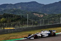 前戦イタリアGPを最後にウィリアムズ・ファミリーが去ったウィリアムズは、暫定的にサイモン・ロバーツをチーム代表に昇格させ、新体制での初戦に臨んだ。トスカーナGPの予選では、ジョージ・ラッセル（写真）がダートに片側2輪を落としながらもクラッシュを避け、18番手タイム。僚友ニコラス・ラティフィはひとつ後ろからスタートすることに。ラティフィはセーフティーカー明けのリスタートでクラッシュしてしまいリタイア。ラッセルは赤旗中断後に入賞圏に入り自身初得点の可能性もあったが、終盤ポジションを落としてしまい、キャリアベストタイの11位完走で終わった。（Photo＝Williams）