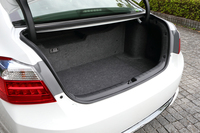 トランクルームの容量は381リッターと、このクラスのセダンとしては少なめ。後席との間にバッテリーやコンバーターを積むため、トランクスルー機構も備わっていない。
    