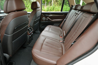 新型では後席にもシートヒーターが装着できるようになったほか、後席が前後に80mmスライドし、背もたれが10度倒せるコンフォートシートも選べるようになった。さらにコンフォートシートのオプションとして、3列目シートを選択することもできる。