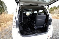 3列目シートを左右に跳ね上げることで、荷室スペースを拡大することができる。