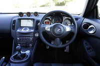 プラスチック類の色つやや感触など、質感が大きく向上したインテリア。タコメーターがドライバー正面にドンと構えるのはスポーツカーの文法通り。シンクロレブコントロールのON/OFFスイッチは、シフトレバーの左前に位置する。