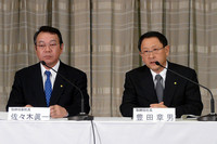 会見に臨む、トヨタの豊田章男社長（写真右）と佐々木眞一副社長。