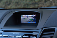 ダッシュボード中央の4.2インチのインフォメーションディスプレイ。後退時は、リアビューモニターとして働く。
    