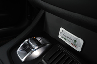 センターコンソールには、限定車であることを示すシリアルナンバープレート（写真右）が添えられる。写真左端に見えるのは、エンジンの出力特性やアクセルレスポンスを変えられる「D.N.A.システム」のスイッチ。