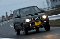 「ランドベンチャー」のボディーカラーは全5色。このうち、「ノクターンブルーパール」を除く4色は、標準モデルでは選べない、特別仕様車である同車の専用色となっている。