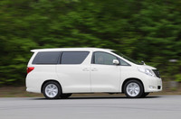 従来型よりホイールベースで＋50mm、全長で＋10mmと、さらに立派な体躯になった。サイドウィンドウの輪郭が個性を主張する。