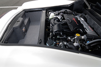 トランク容量は、60リッター程度。同じ2シーターミドシップで、より小さな「ロータス・ヨーロッパS」が150リッター以上あることを考えると、いかにも少ない。