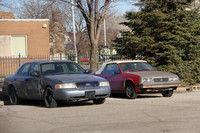 ホテルの駐車場に放置されていた「フォード・クラウン ヴィクトリア」（写真左）と、初代「いすゞ・アスカ」と同じJプラットフォーム上に造られた「シボレー・キャヴァリエ コンバーチブル」（写真右）。