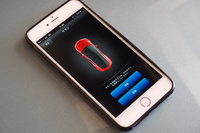 リモート駐車は、スマートフォンを介して行う。操作は「前進」「後進」のみ。