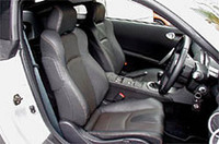 
	内装色は、ブラックとオレンジの2種類。シート地は、3パターン用意され、ブラックシートにはファブリックと本革、バートンオレンジには本革が設定される。
	 