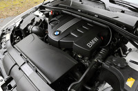 「アルピナD3ビターボ リムジン」の心臓部。ビターボ（＝ツインターボ）の名のとおり、アイドリングから働く小さなターボと3000rpmから効き始める大きなターボとのコンビネーションで、余裕のピックアップをうたう。