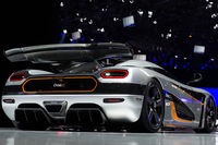 自社製の5リッターV8ツインターボエンジンをミドシップに搭載。実に1360ps（1000kW＝1MW）をほこり、451km/hの最高速がうたわれる。