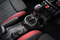 「MINIジョンクーパーワークス」のトランスミッションは、今回試乗した6段AT（写真）と6段MTの2タイプが用意される。シフトレバーの傍ら（写真左下）に見えるのは、インフォテインメントシステムの操作スイッチ。
    