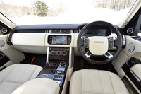 試乗車の内装色はアイボリーとダークチェリーの組み合わせ。シート表皮はセミアニリンレザー。ウッドパネル（フィギュアド・マカッサル）が華を添える。
    