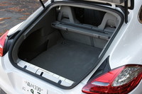 通常時は432リッターの積載容量を確保するパナメーラの荷室。分割可倒式リアシートを前に倒すことで、1250リッターまで拡大する。