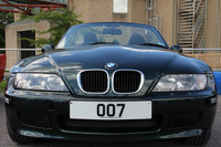 「007」のナンバー（ダミー）をつけた「BMW Z3」。『ゴールデンアイ』のボンドカーだ。