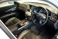 インテリアの様子。写真の「銀粉本木目」はオプションで選べる。