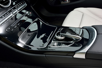 シフトセレクターはステアリングコラム右側へと移動し、センターコンソールにはタッチパッド付きCOMANDシステムコントローラーが備わる。