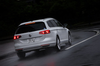 「パサートGTE」は、満充電の状態からであれば、51.7kmの距離を電気だけで走行可能（国土交通省審査値）。「Eモード」の状態でも最高速は130km/hに達する。