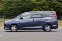 サイドビュー。ベルトラインがステンレスのモールで飾られる。
    